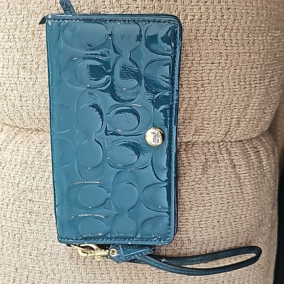Coach Womens Signature Embossed Patent Leather Wristlet Wallet Teal Green EUC - Picture 3 of 9